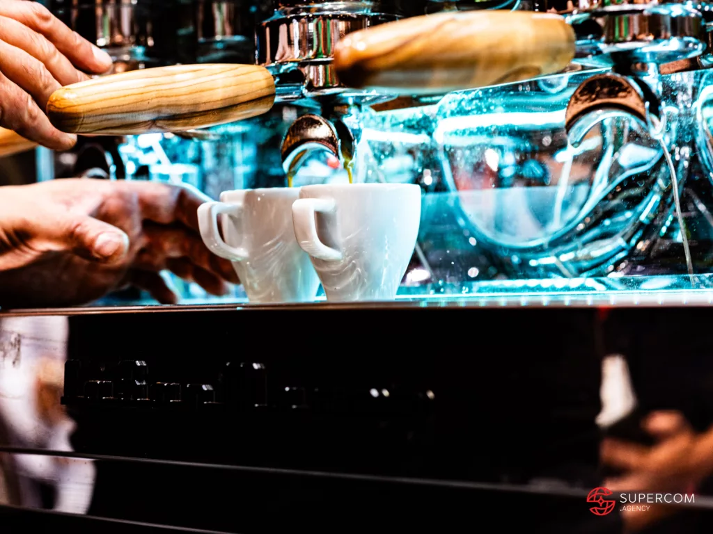 Máquina E-Luxury de La San Marco preparando café en tazas con Simone Celli operando.